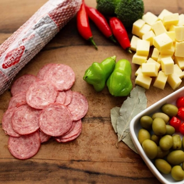 SALAME TIPO ITALIANO DEFUMADO COM PIMENTA EMBALADO